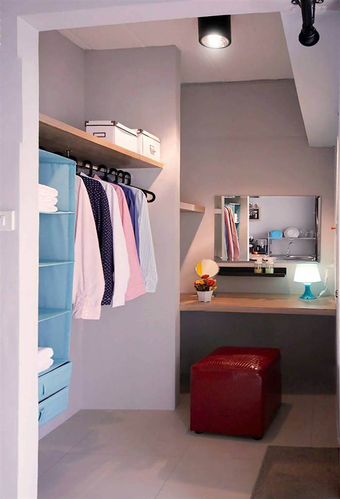 Walk-in Closet พร้อมโต๊ะเครื่องแป้ง ห้อง Standard 2